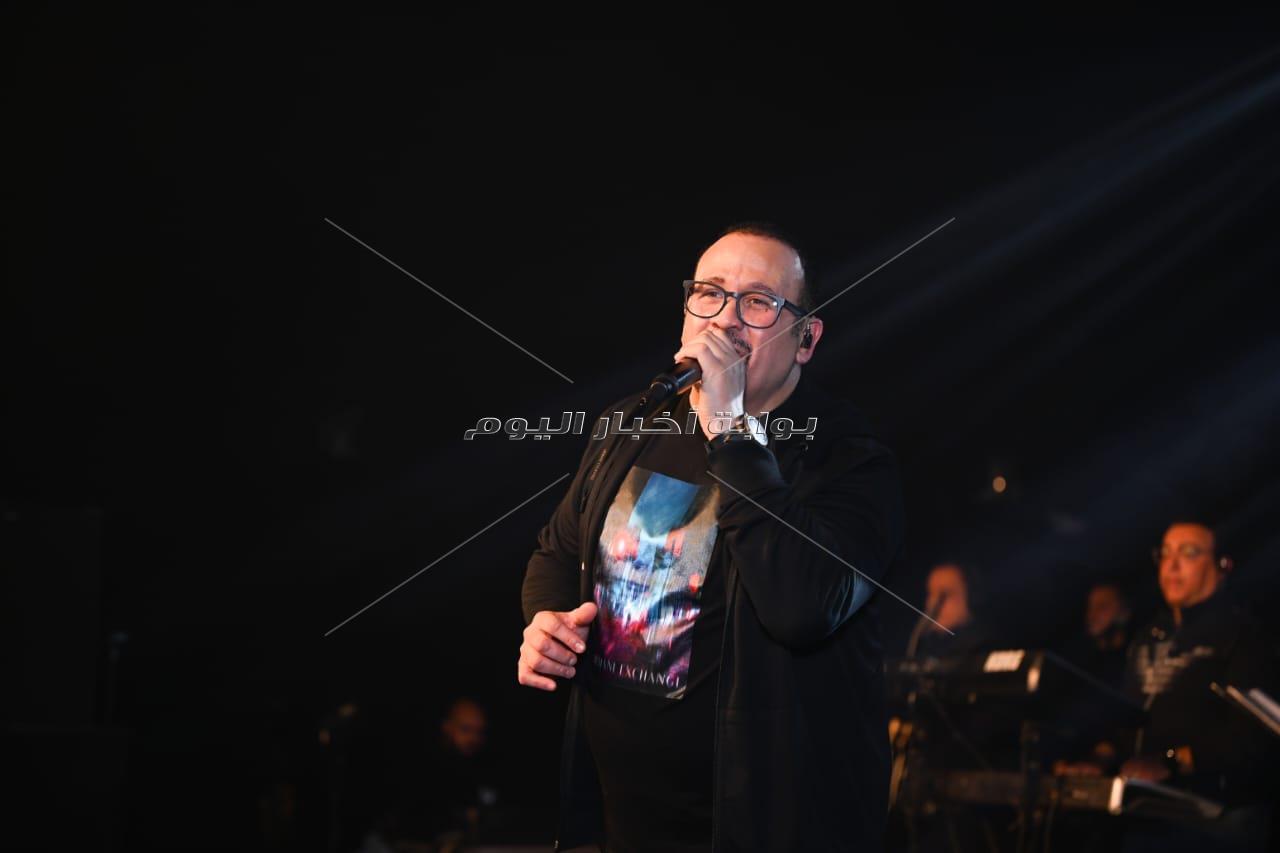 هشام عباس يتألق فى سهرة رمضانية على طريق السويس