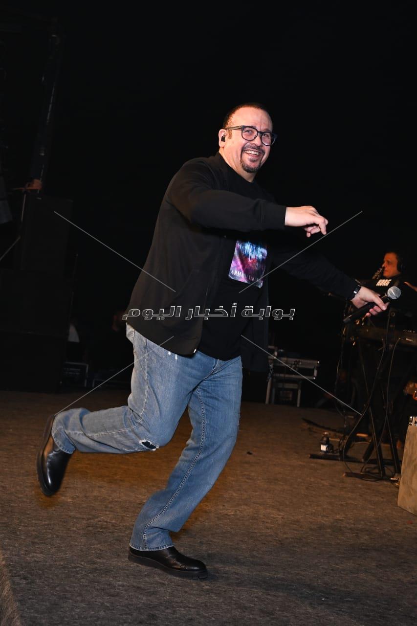 هشام عباس يتألق فى سهرة رمضانية على طريق السويس