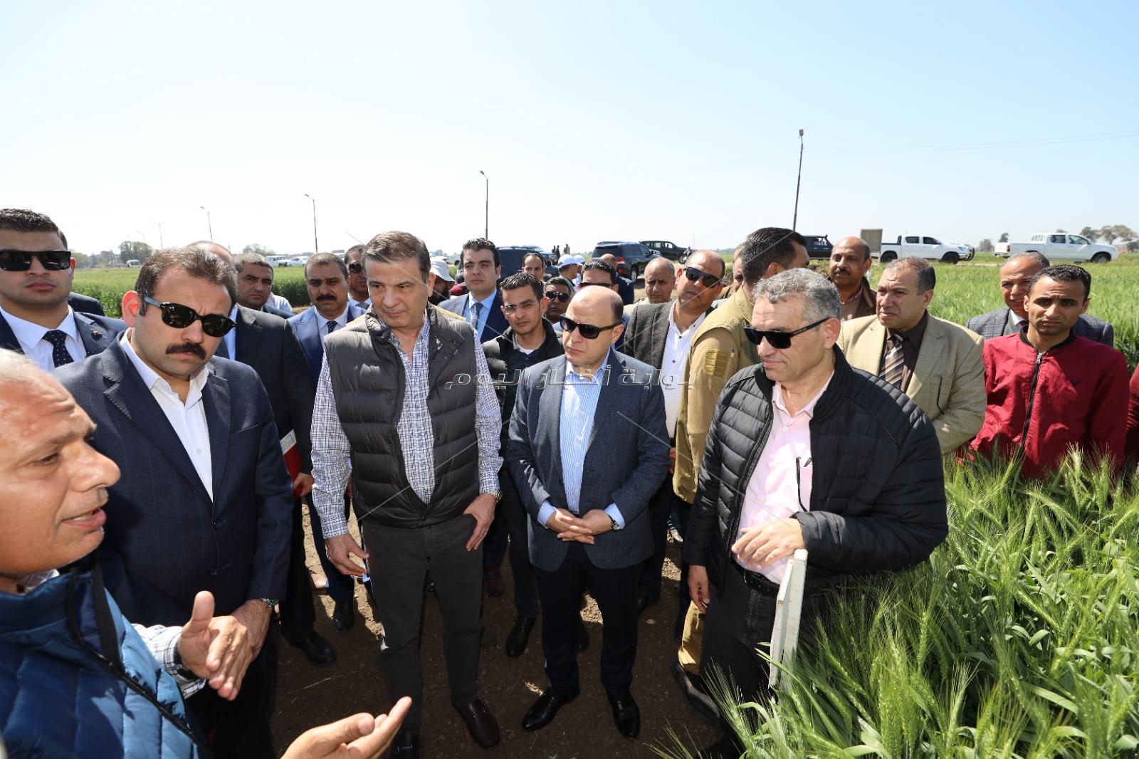 وزير الزراعة ومحافظ كفر الشيخ يتفقدان المزرعة البحثية وبرنامج بحوث القمح 