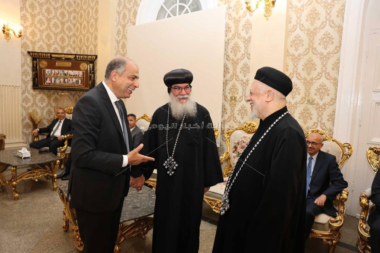 محافظ المنيا يضع إكليلاً من الزهور على النصب التذكاري بمناسبة العيد القومي 106