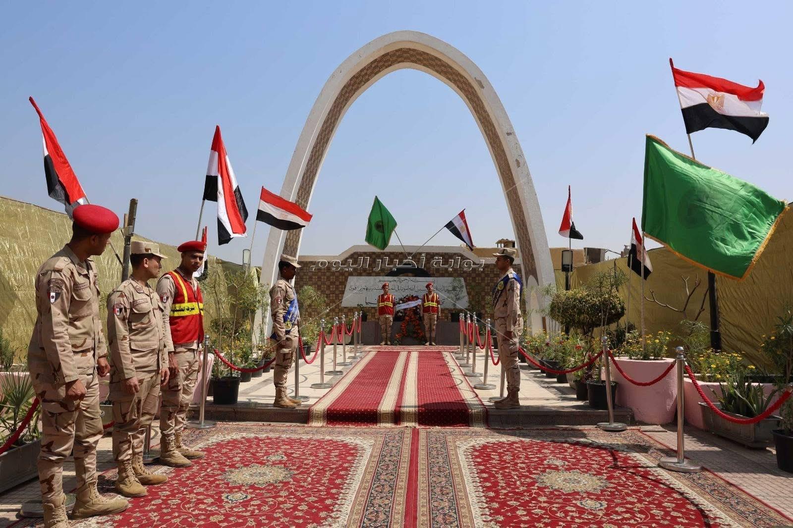 محافظ المنيا يضع إكليلاً من الزهور على النصب التذكاري بمناسبة العيد القومي 106