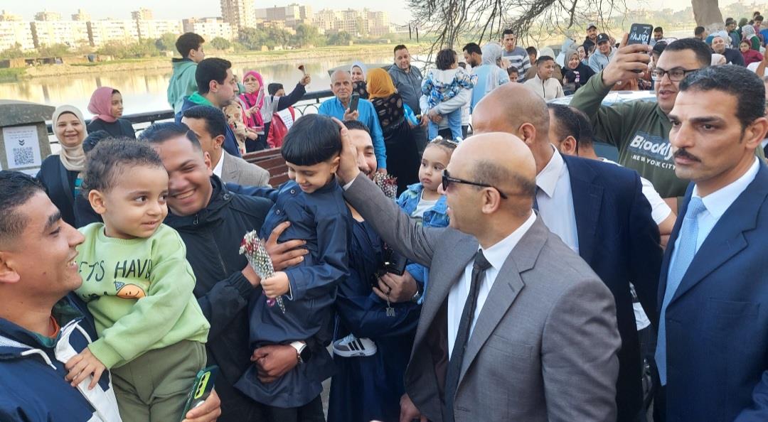 وسط فرحة عارمة.. مدير أمن القليوبية يهدى المواطنين الورود بكورنيش بنها| صور