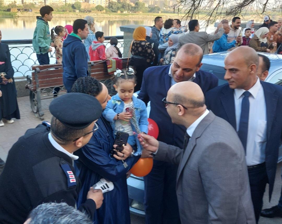 وسط فرحة عارمة.. مدير أمن القليوبية يهدى المواطنين الورود بكورنيش بنها| صور