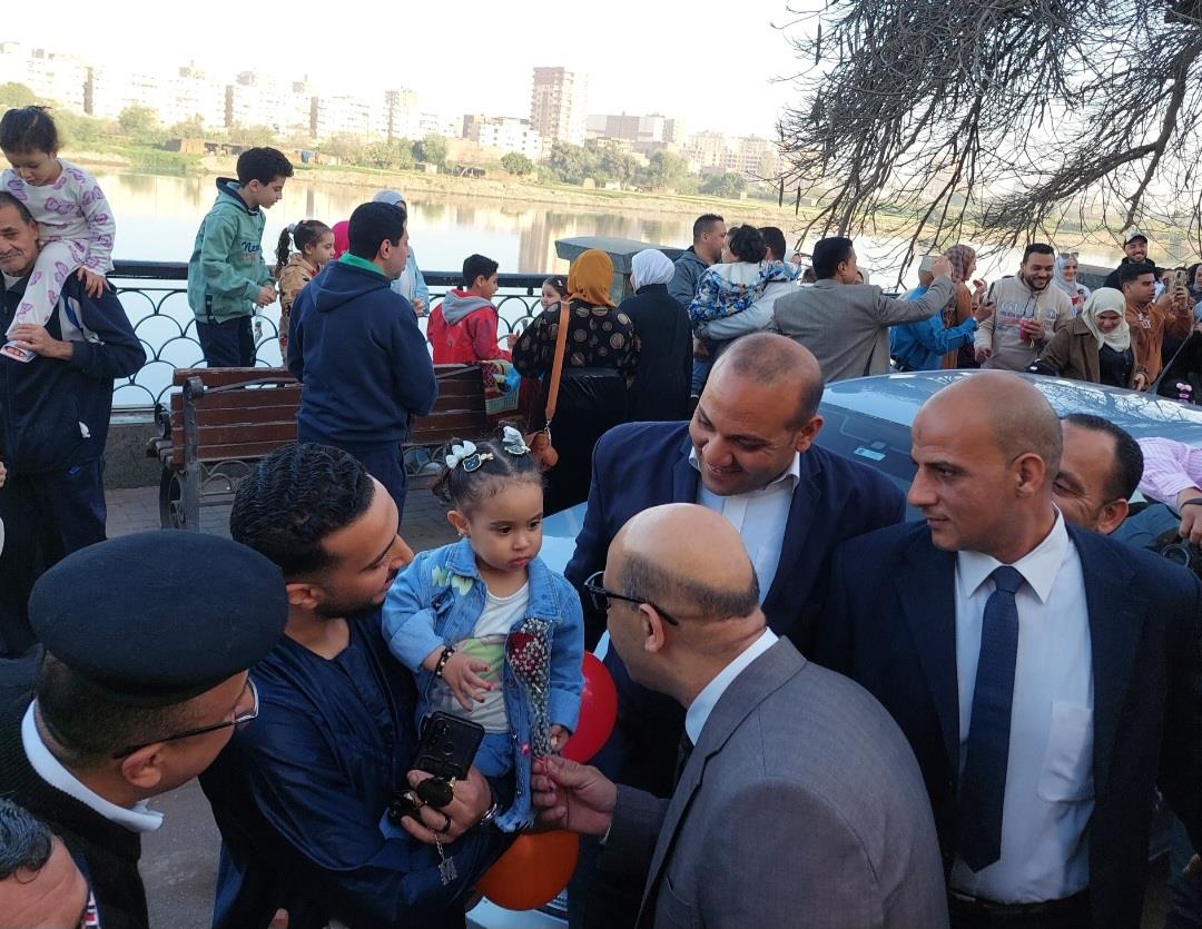 وسط فرحة عارمة.. مدير أمن القليوبية يهدى المواطنين الورود بكورنيش بنها| صور