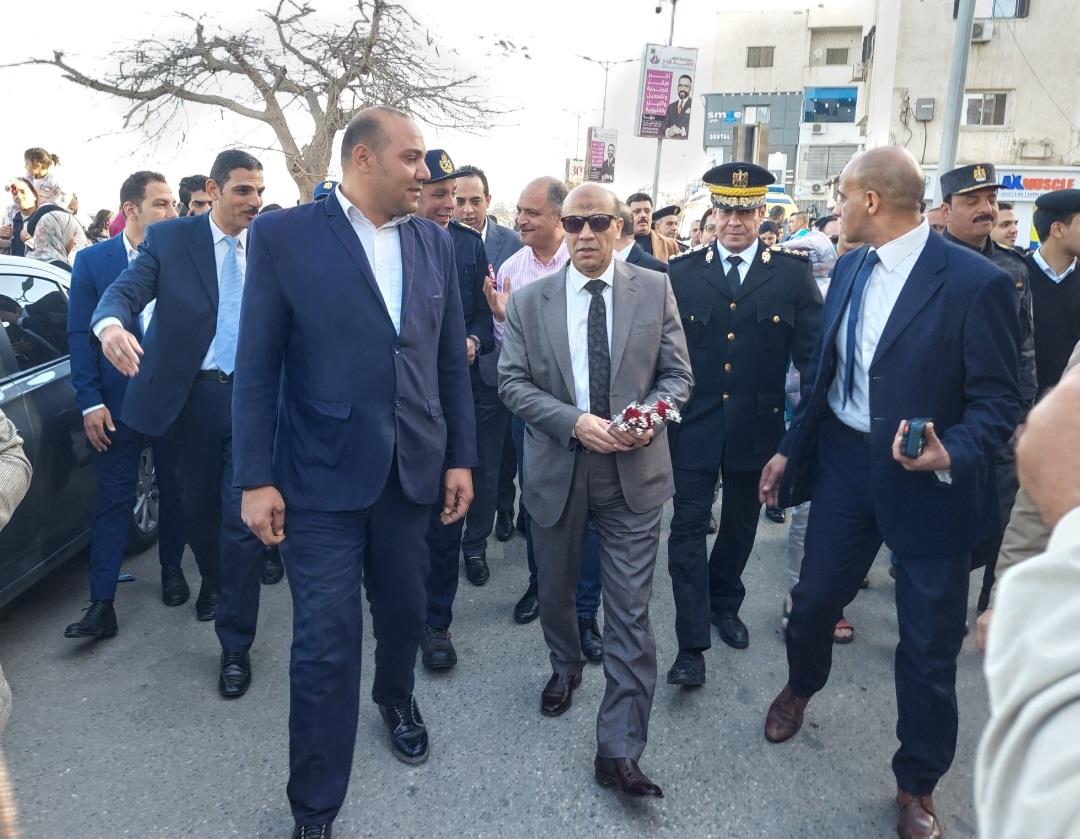 وسط فرحة عارمة.. مدير أمن القليوبية يهدى المواطنين الورود بكورنيش بنها| صور
