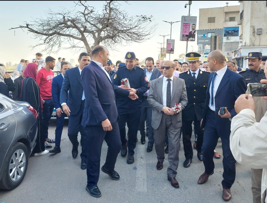 وسط فرحة عارمة.. مدير أمن القليوبية يهدى المواطنين الورود بكورنيش بنها| صور