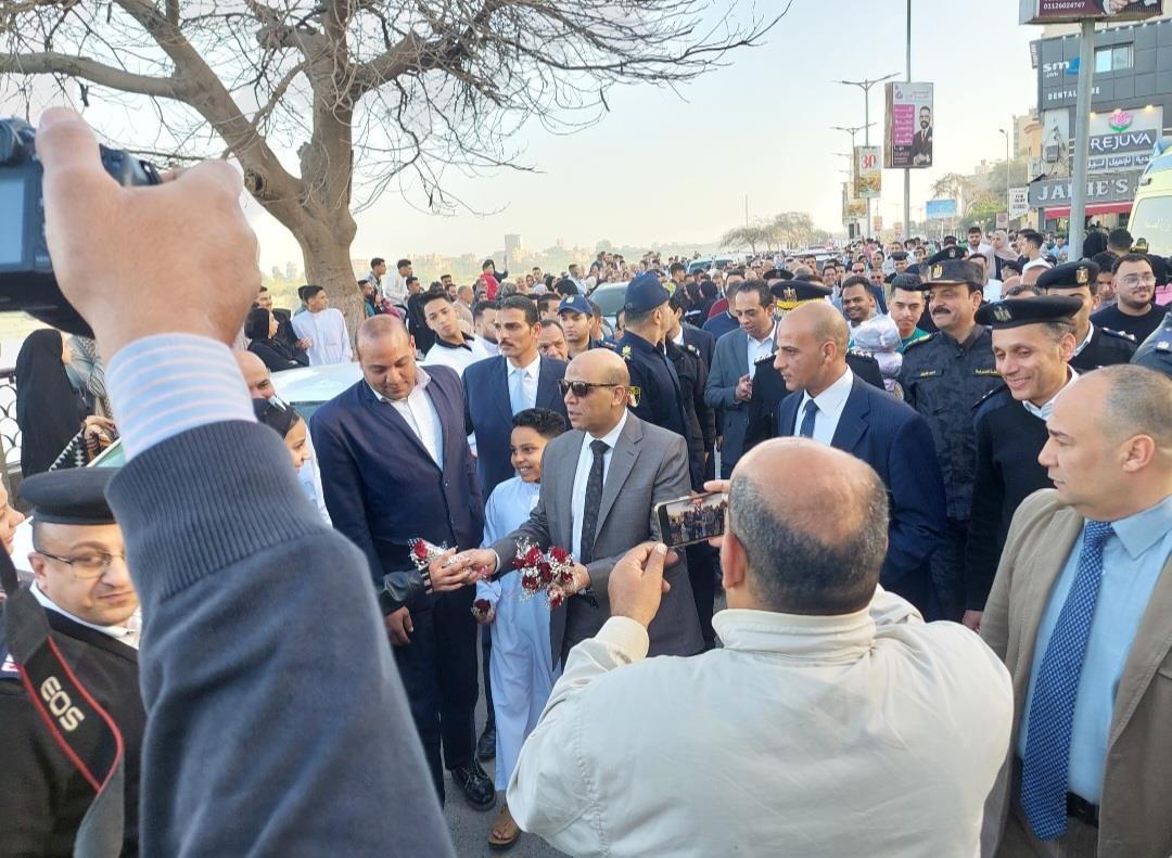 وسط فرحة عارمة.. مدير أمن القليوبية يهدى المواطنين الورود بكورنيش بنها| صور