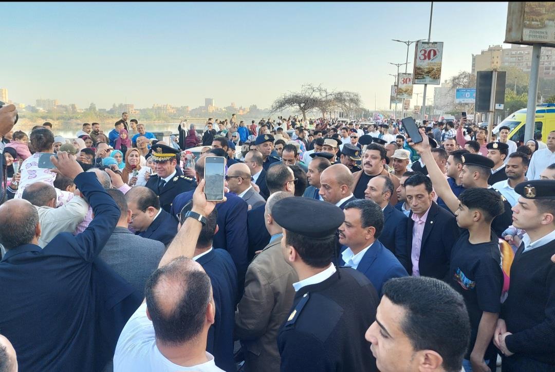 وسط فرحة عارمة.. مدير أمن القليوبية يهدى المواطنين الورود بكورنيش بنها| صور