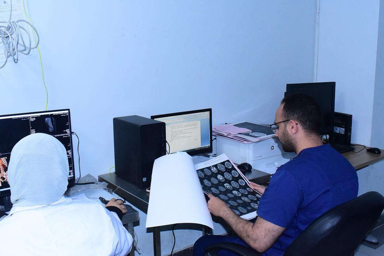 مستشفى الطوارىء بجامعة سوهاج تستقبل 1302 حالة خلال عيد الفطر منهم 367  عملية جراحية| صور