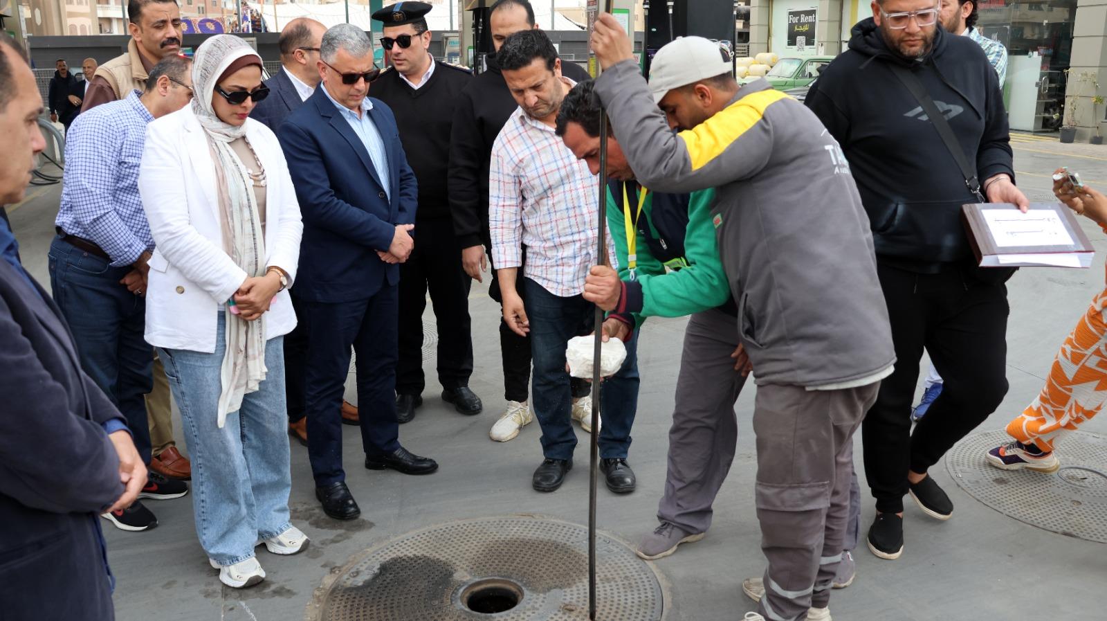 محافظ الإسماعيلية يتابع ميدانيًّا التزام السائقين بالتعريفة الجديدة و سير العمل بمحطات الوقود| صور 