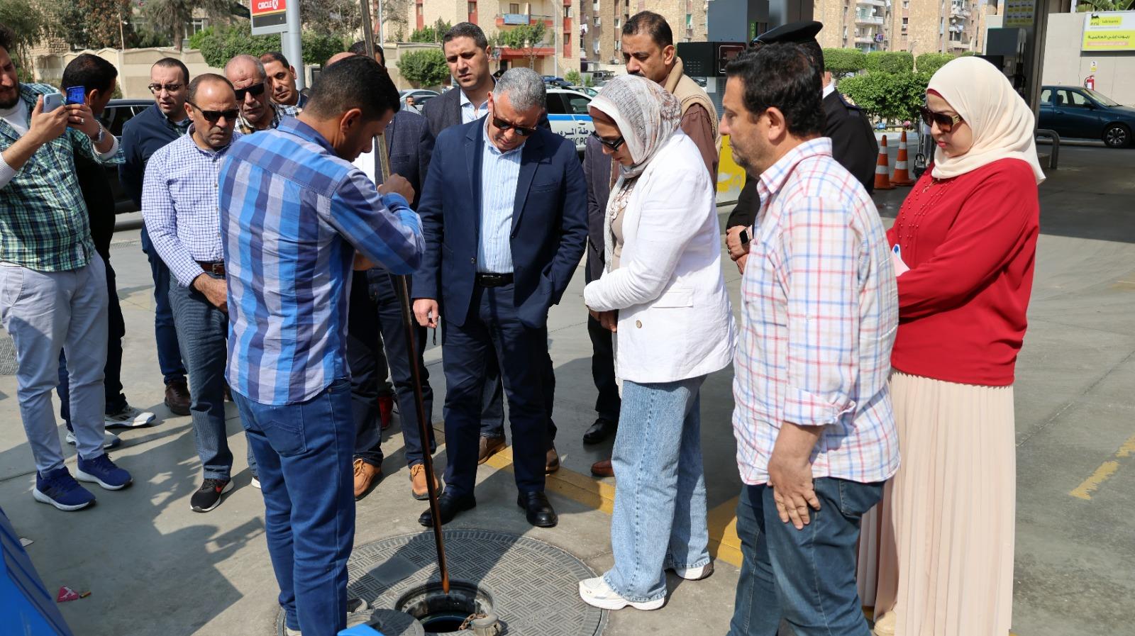 محافظ الإسماعيلية يتابع ميدانيًّا التزام السائقين بالتعريفة الجديدة و سير العمل بمحطات الوقود| صور 