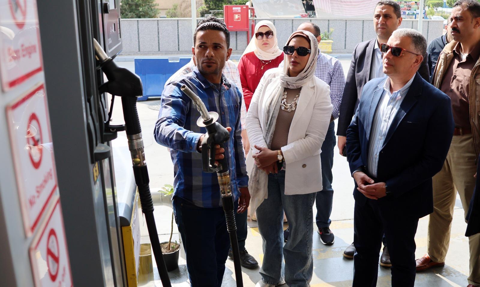 محافظ الإسماعيلية يتابع ميدانيًّا التزام السائقين بالتعريفة الجديدة و سير العمل بمحطات الوقود| صور 