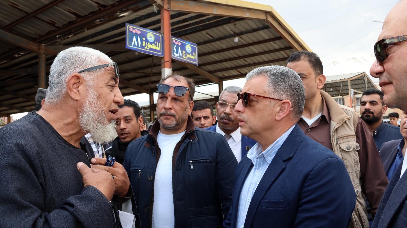 محافظ الإسماعيلية يتابع ميدانيًّا التزام السائقين بالتعريفة الجديدة و سير العمل بمحطات الوقود| صور 