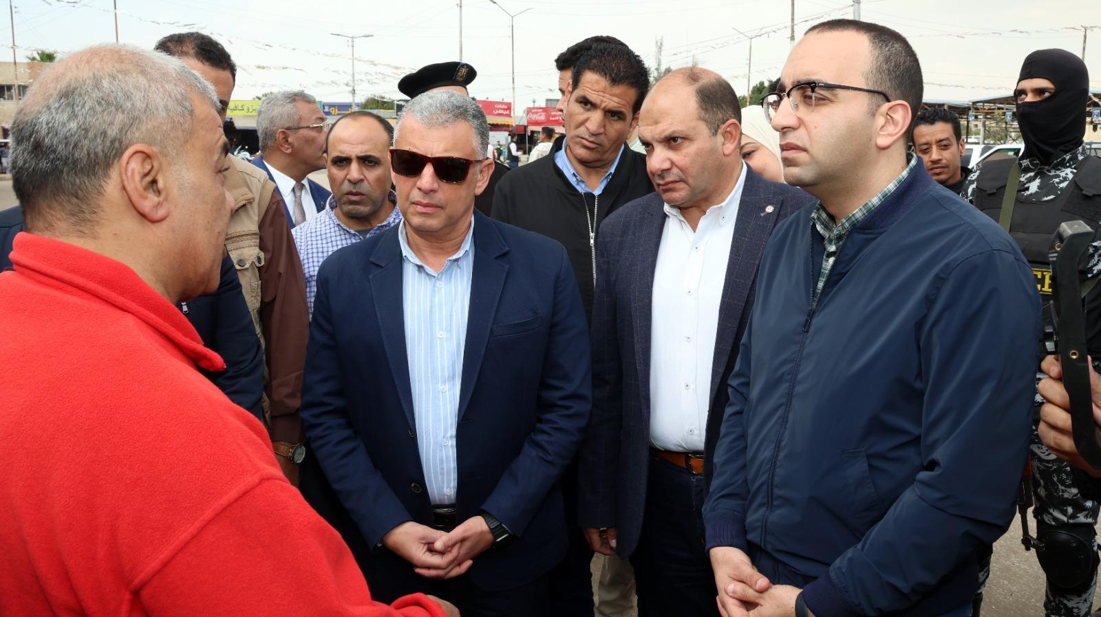 محافظ الإسماعيلية يتابع ميدانيًّا التزام السائقين بالتعريفة الجديدة و سير العمل بمحطات الوقود| صور 