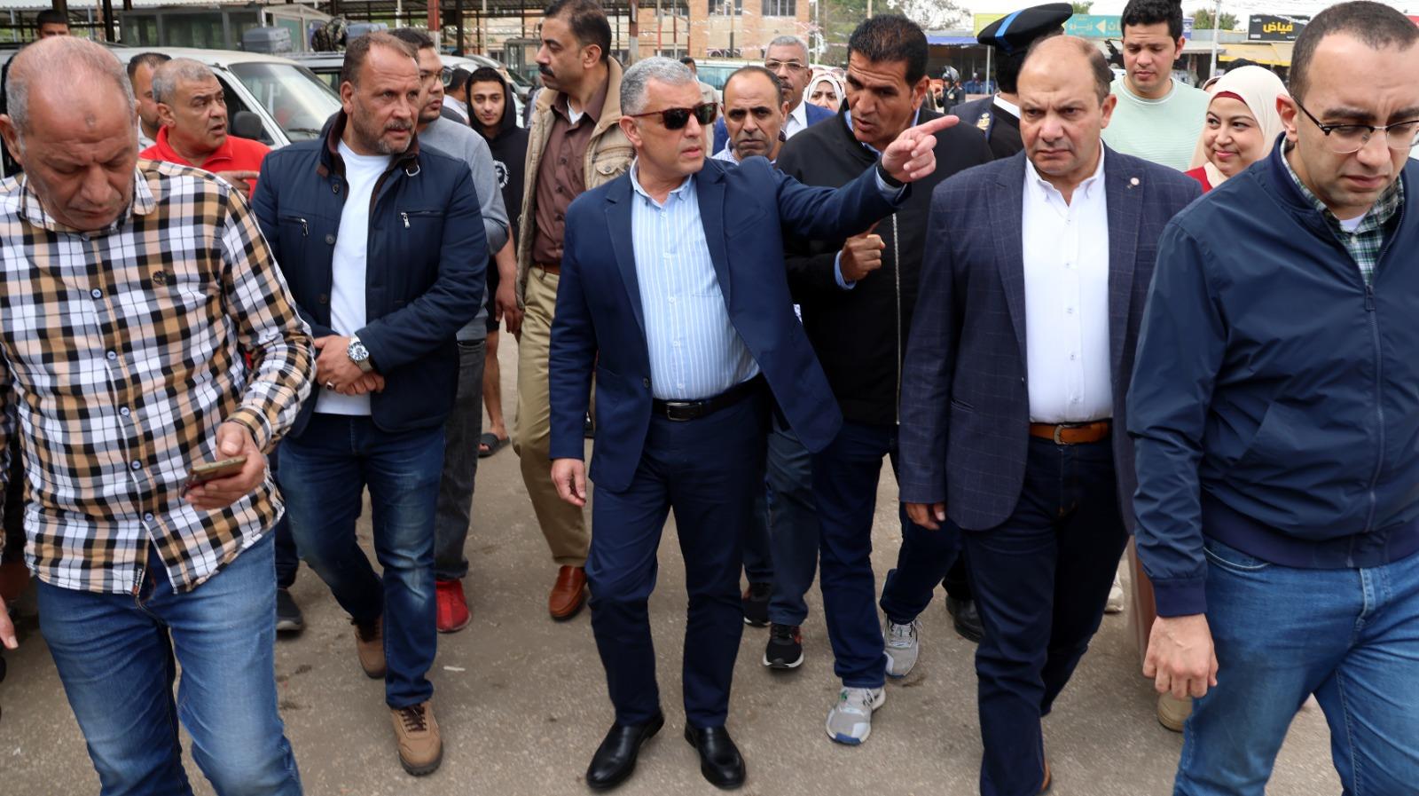 محافظ الإسماعيلية يتابع ميدانيًّا التزام السائقين بالتعريفة الجديدة و سير العمل بمحطات الوقود| صور 