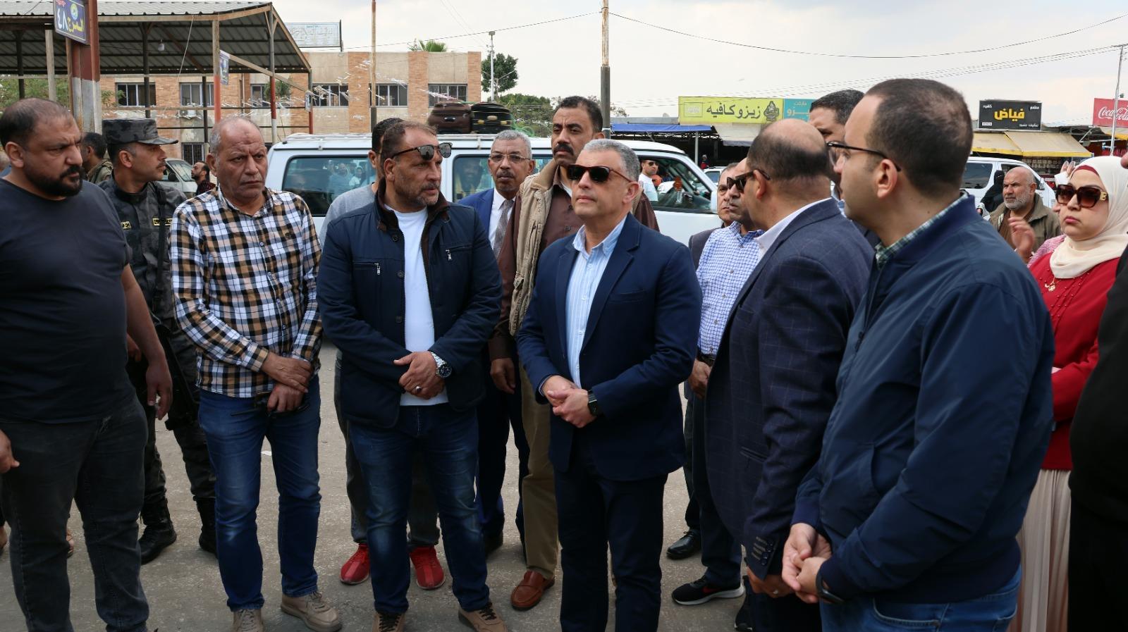 محافظ الإسماعيلية يتابع ميدانيًّا التزام السائقين بالتعريفة الجديدة و سير العمل بمحطات الوقود| صور 