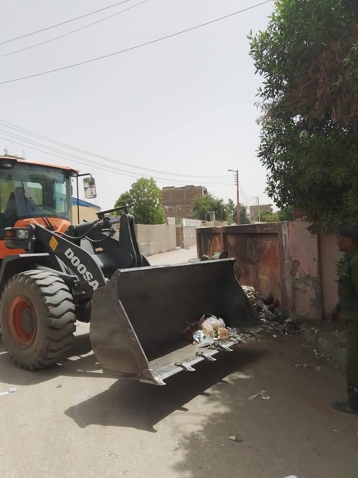 رفع 35 طن أتربة وتراكمات خلال حملات نظافة بشوارع مدينة الأقصر