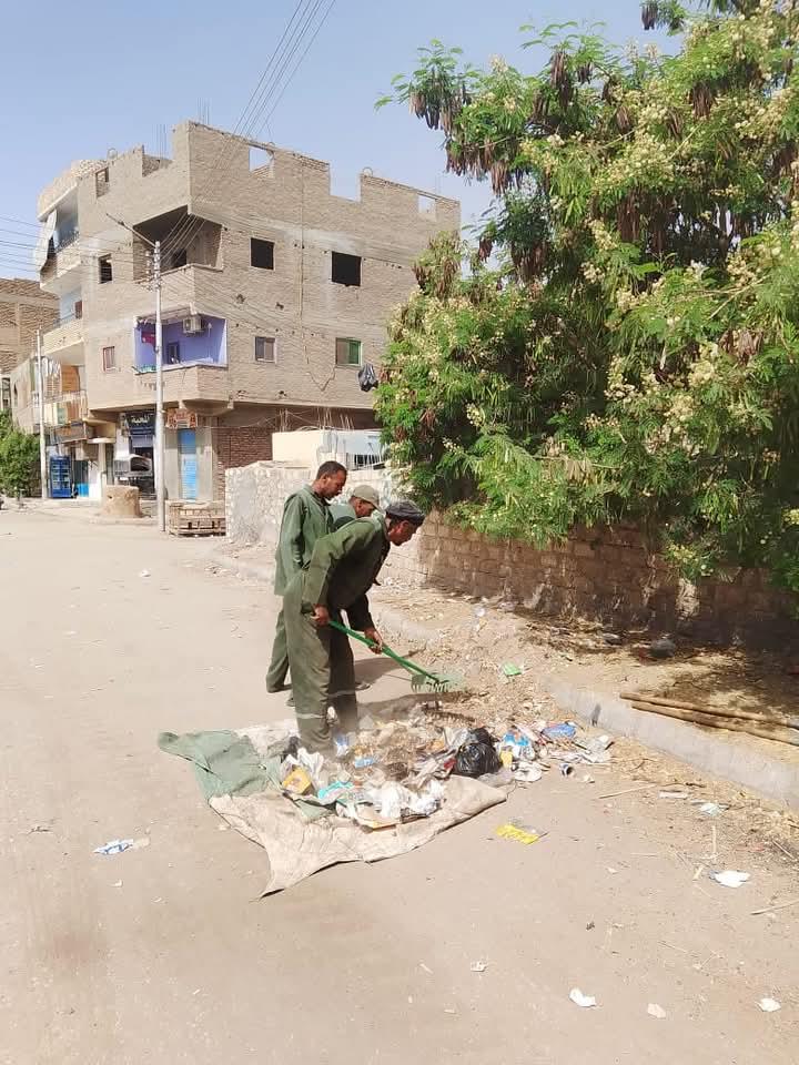 رفع 35 طن أتربة وتراكمات خلال حملات نظافة بشوارع مدينة الأقصر