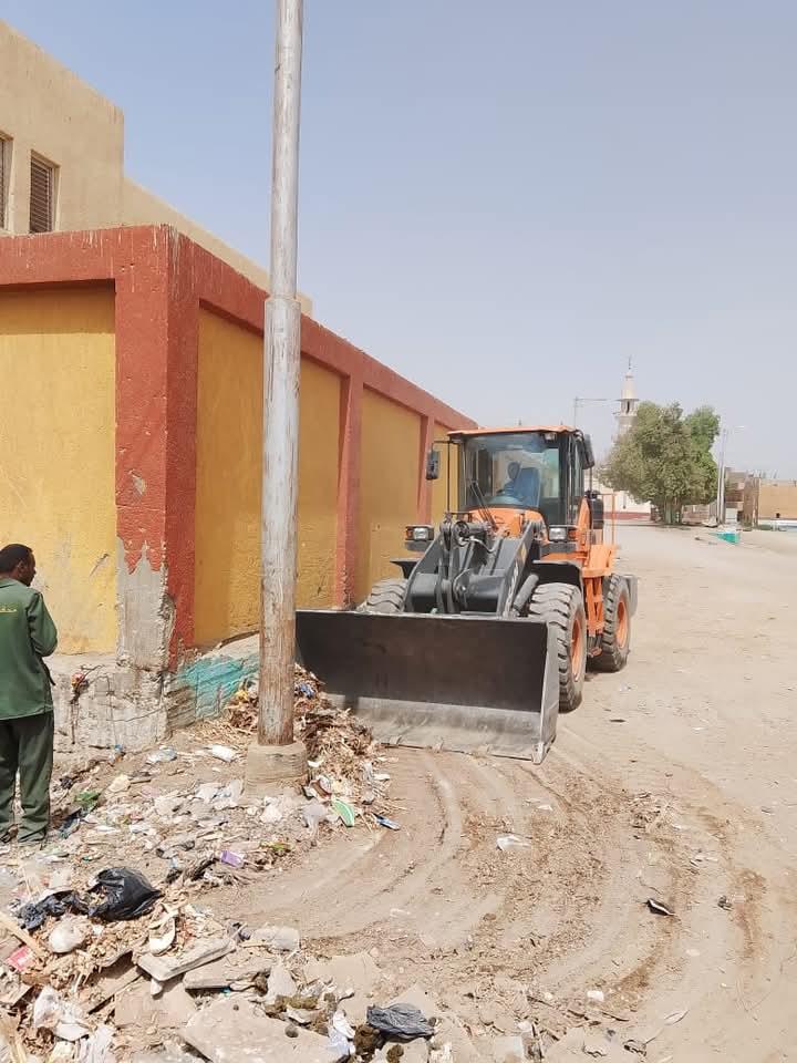 رفع 35 طن أتربة وتراكمات خلال حملات نظافة بشوارع مدينة الأقصر