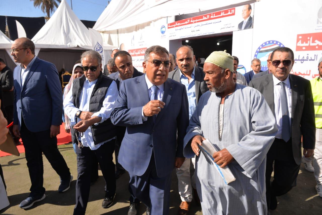 محافظ الدقهلية يتفقد القافلة الطبية المجانية بنوسا الغيط مركز أجا
