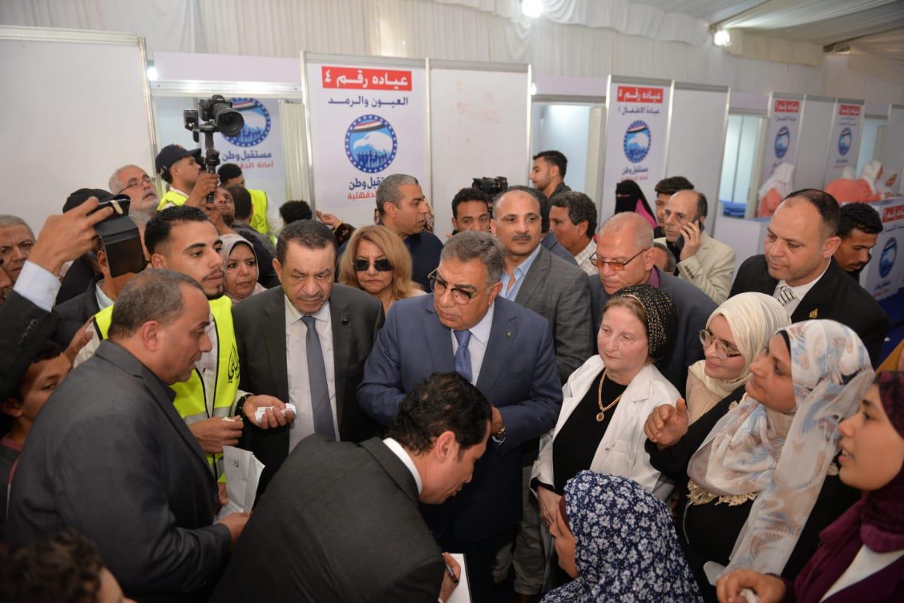 محافظ الدقهلية يتفقد القافلة الطبية المجانية بنوسا الغيط مركز أجا
