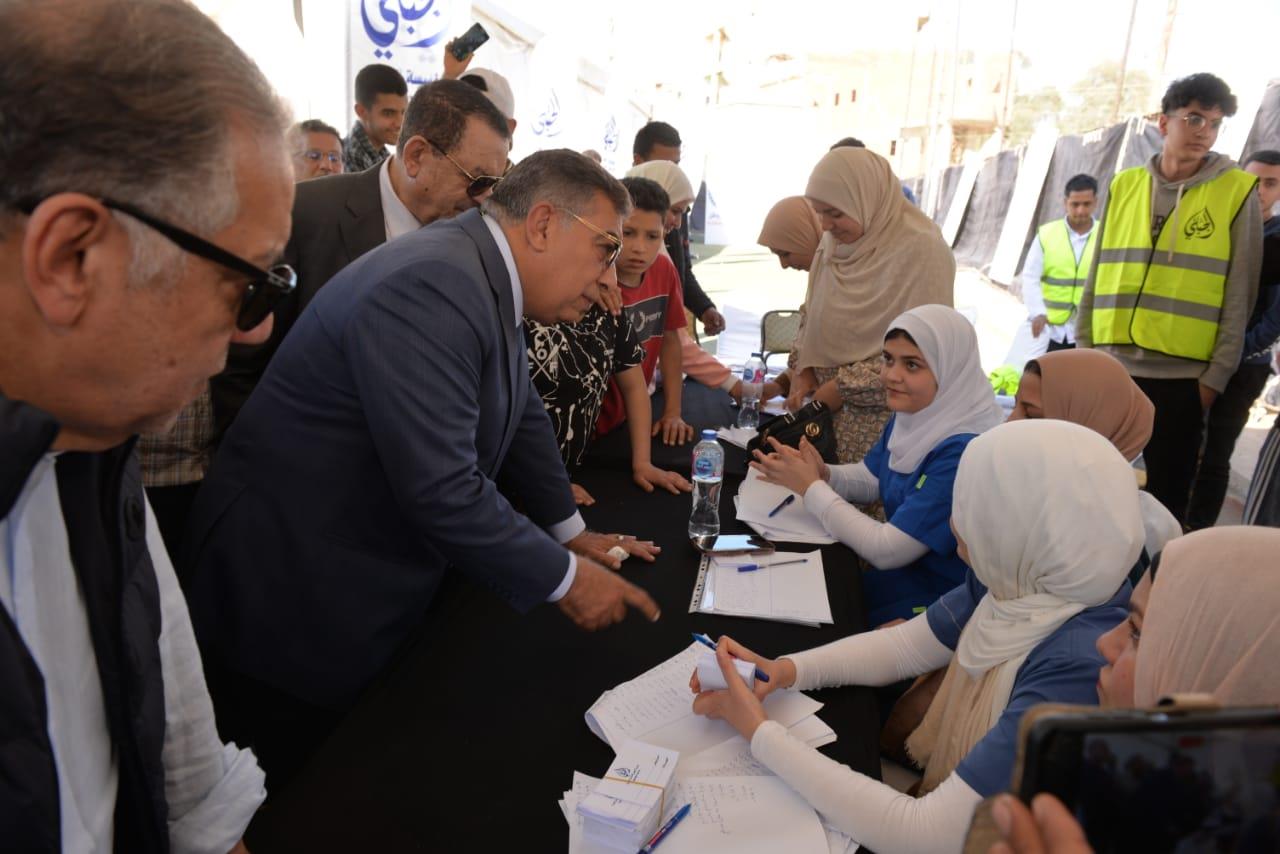 محافظ الدقهلية يتفقد القافلة الطبية المجانية بنوسا الغيط مركز أجا