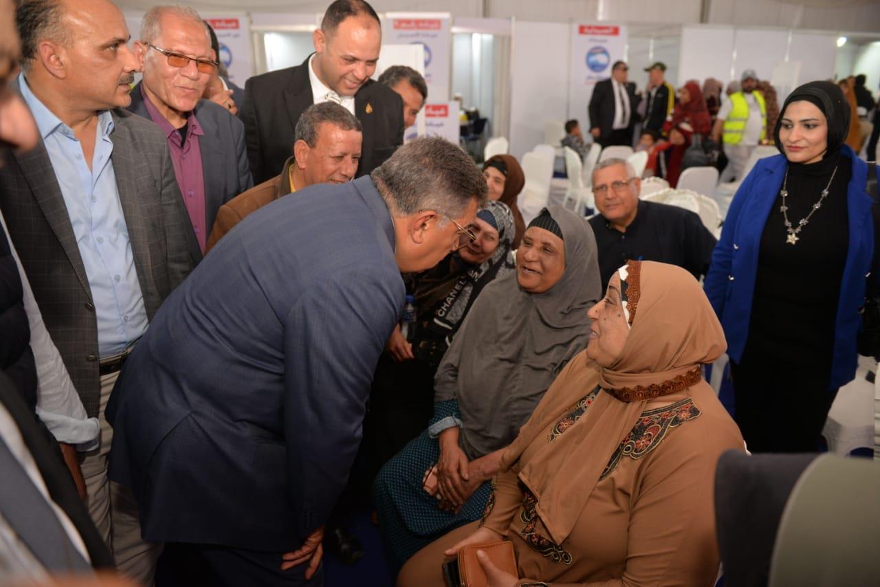 محافظ الدقهلية يتفقد القافلة الطبية المجانية بنوسا الغيط مركز أجا