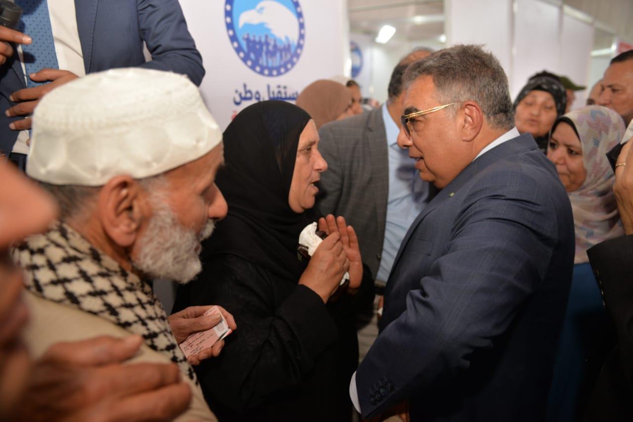 محافظ الدقهلية يتفقد القافلة الطبية المجانية بنوسا الغيط مركز أجا