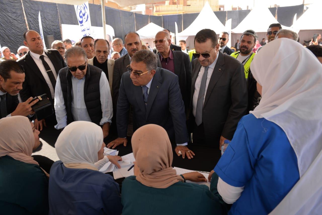 محافظ الدقهلية يتفقد القافلة الطبية المجانية بنوسا الغيط مركز أجا