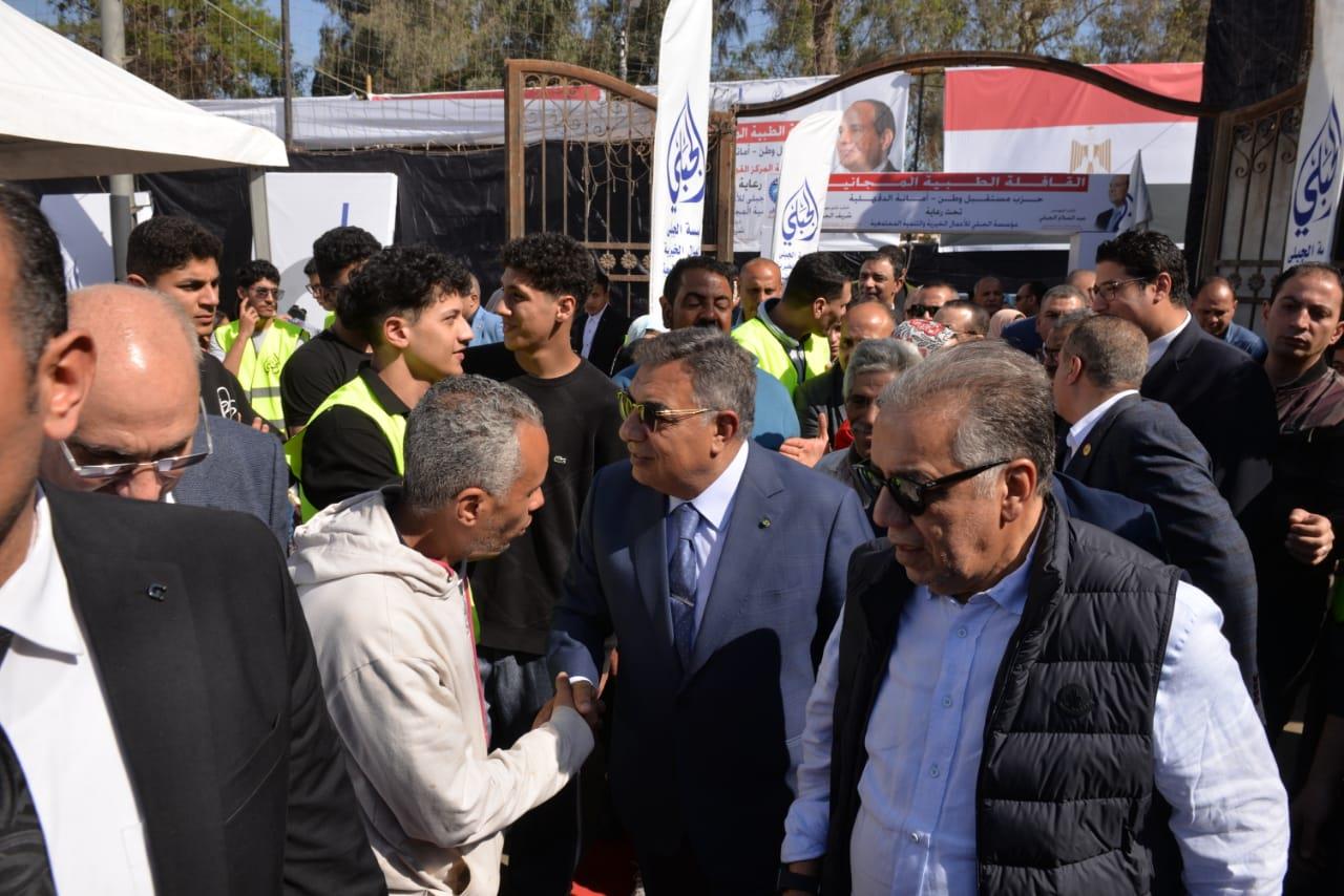 محافظ الدقهلية يتفقد القافلة الطبية المجانية بنوسا الغيط مركز أجا