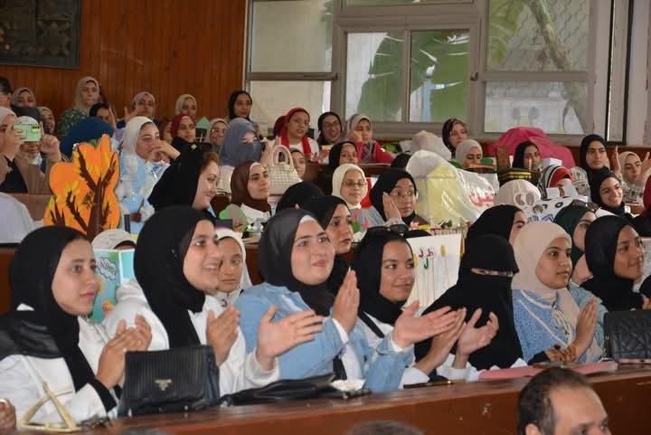 رئيس جامعة دمياط يشهد حفل ختام الأسبوع البيئي لكلية التربية