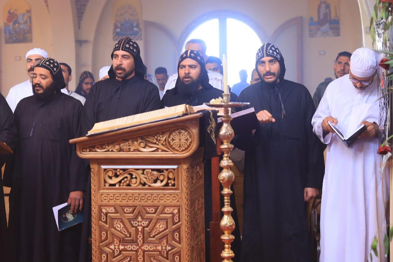 صلوات الجمعة العظيمة بدير القديس الأنبا متاؤس الفاخوري بجبل أصفون في إسنا| صور
