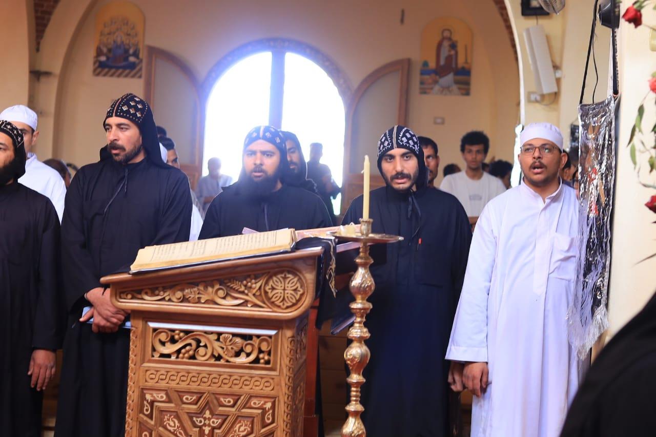 صلوات الجمعة العظيمة بدير القديس الأنبا متاؤس الفاخوري بجبل أصفون في إسنا| صور