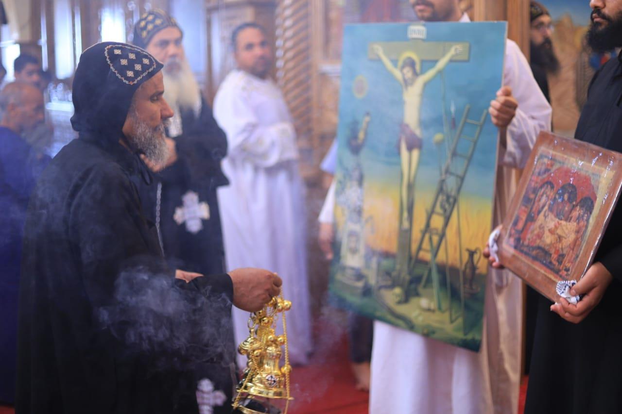 صلوات الجمعة العظيمة بدير القديس الأنبا متاؤس الفاخوري بجبل أصفون في إسنا| صور