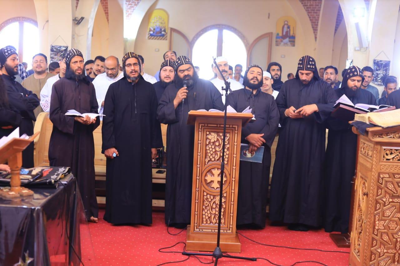 صلوات الجمعة العظيمة بدير القديس الأنبا متاؤس الفاخوري بجبل أصفون في إسنا| صور