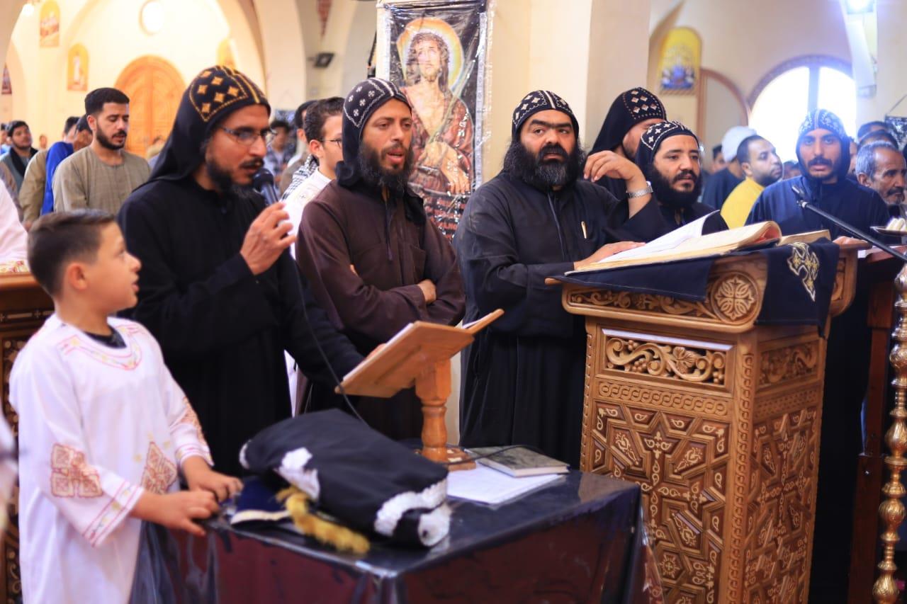 صلوات الجمعة العظيمة بدير القديس الأنبا متاؤس الفاخوري بجبل أصفون في إسنا| صور
