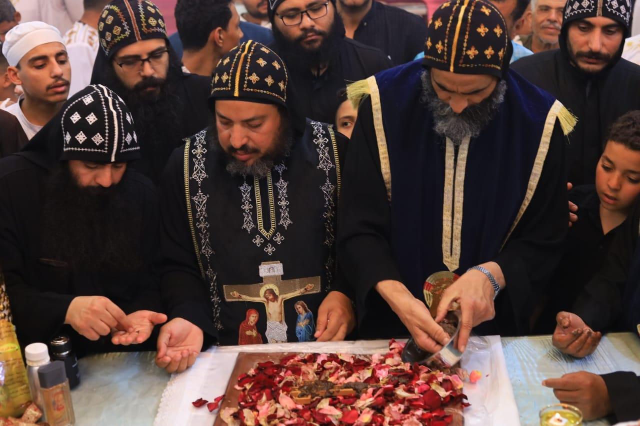 صلوات الجمعة العظيمة بدير القديس الأنبا متاؤس الفاخوري بجبل أصفون في إسنا| صور