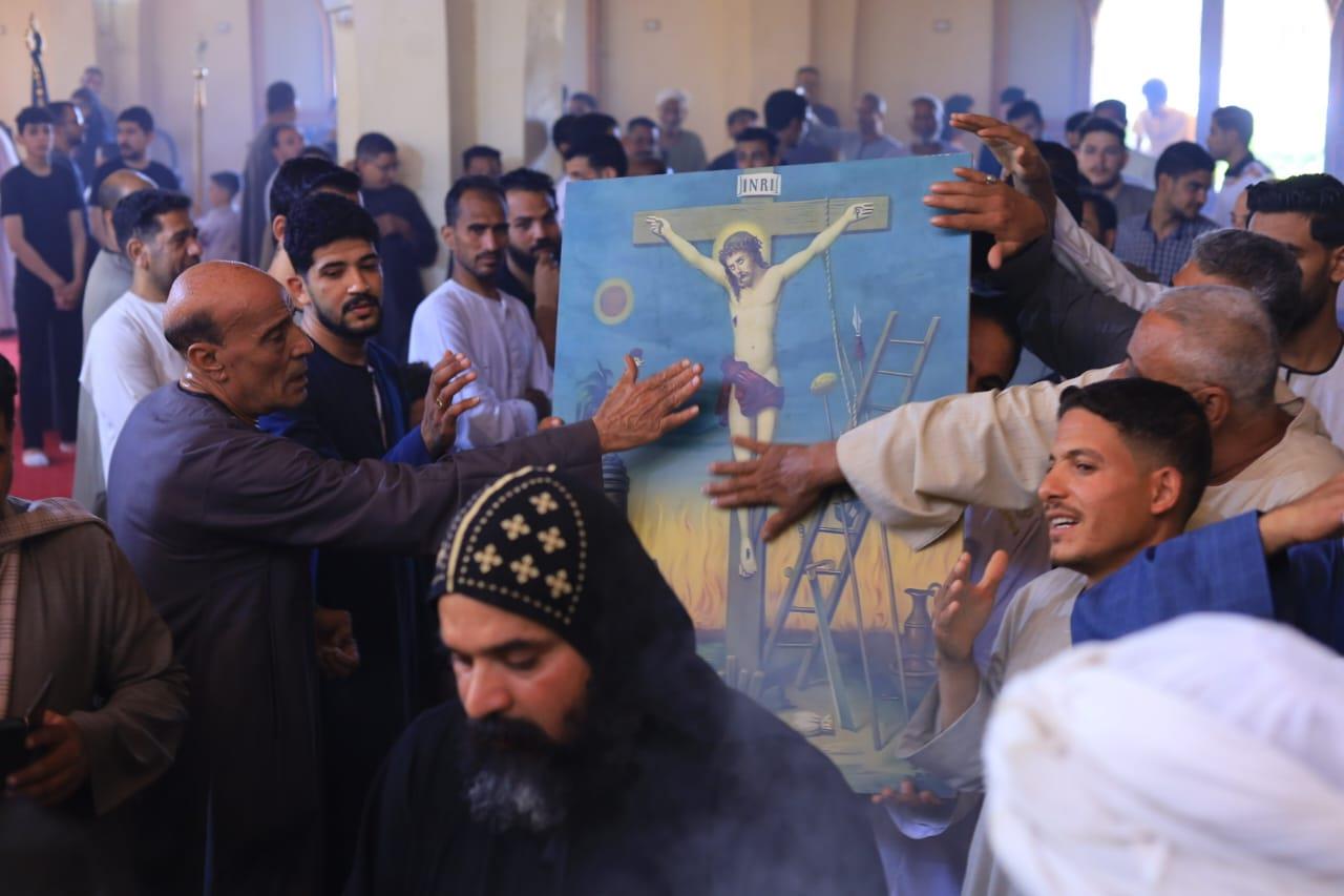 صلوات الجمعة العظيمة بدير القديس الأنبا متاؤس الفاخوري بجبل أصفون في إسنا| صور
