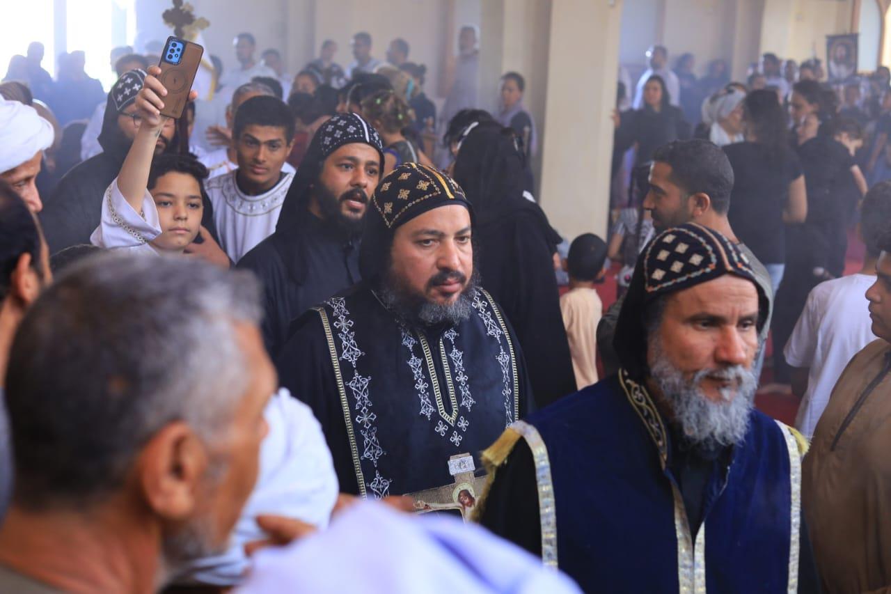 صلوات الجمعة العظيمة بدير القديس الأنبا متاؤس الفاخوري بجبل أصفون في إسنا| صور