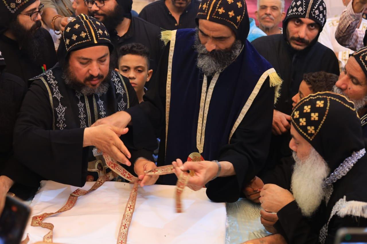 صلوات الجمعة العظيمة بدير القديس الأنبا متاؤس الفاخوري بجبل أصفون في إسنا| صور