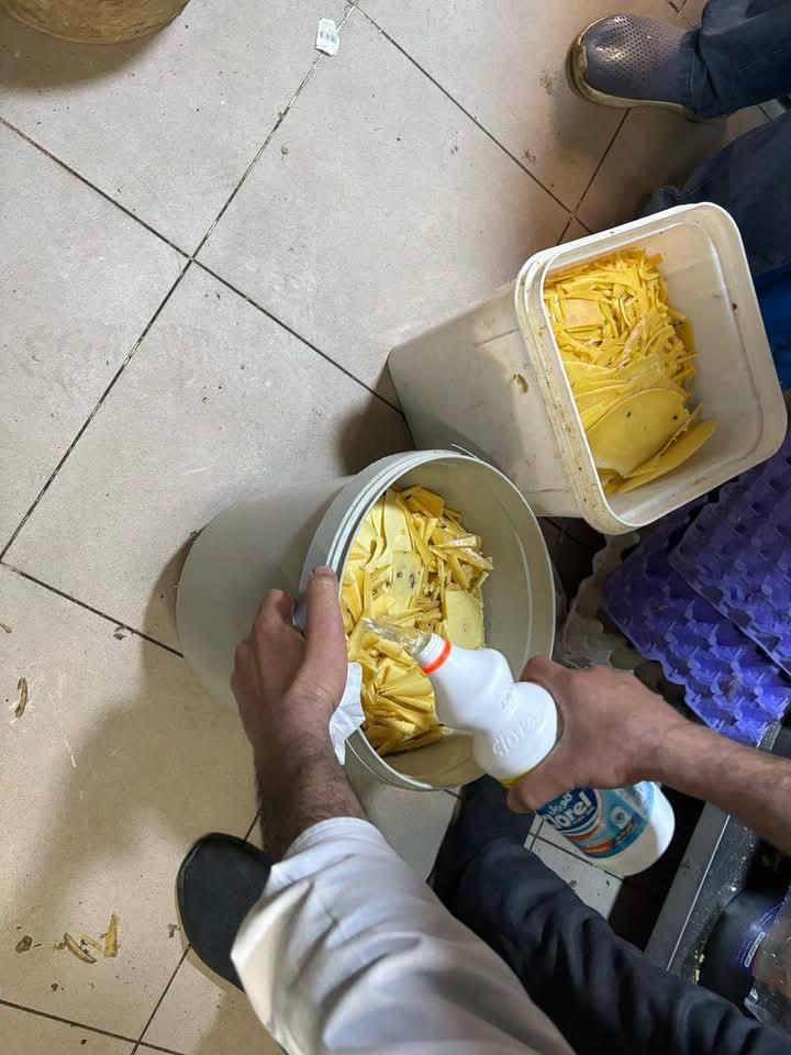  ضبط كميات من الأسماك المملحة ومواد غذائية مجهولة المصدر لبيعها بأعياد الربيع بدمياط 
