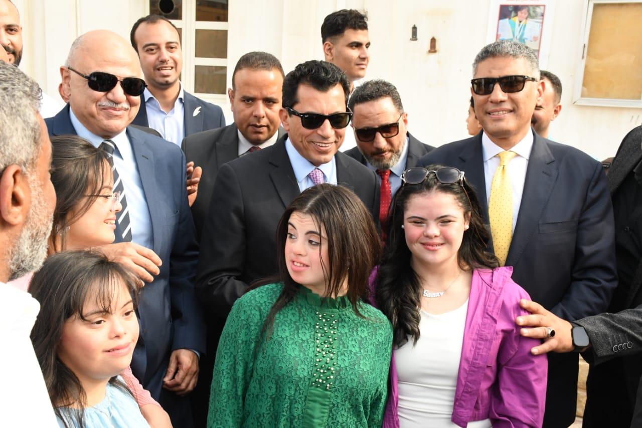 وزير الشباب والرياضة ومحافظ الجيزة يفتتحان منشآت رياضية جديدة بنادي حدائق الأهرام| صور