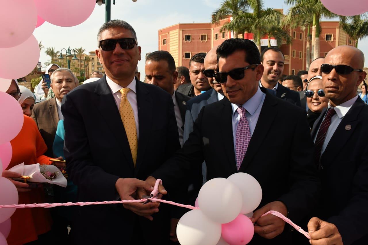 وزير الشباب والرياضة ومحافظ الجيزة يفتتحان منشآت رياضية جديدة بنادي حدائق الأهرام| صور