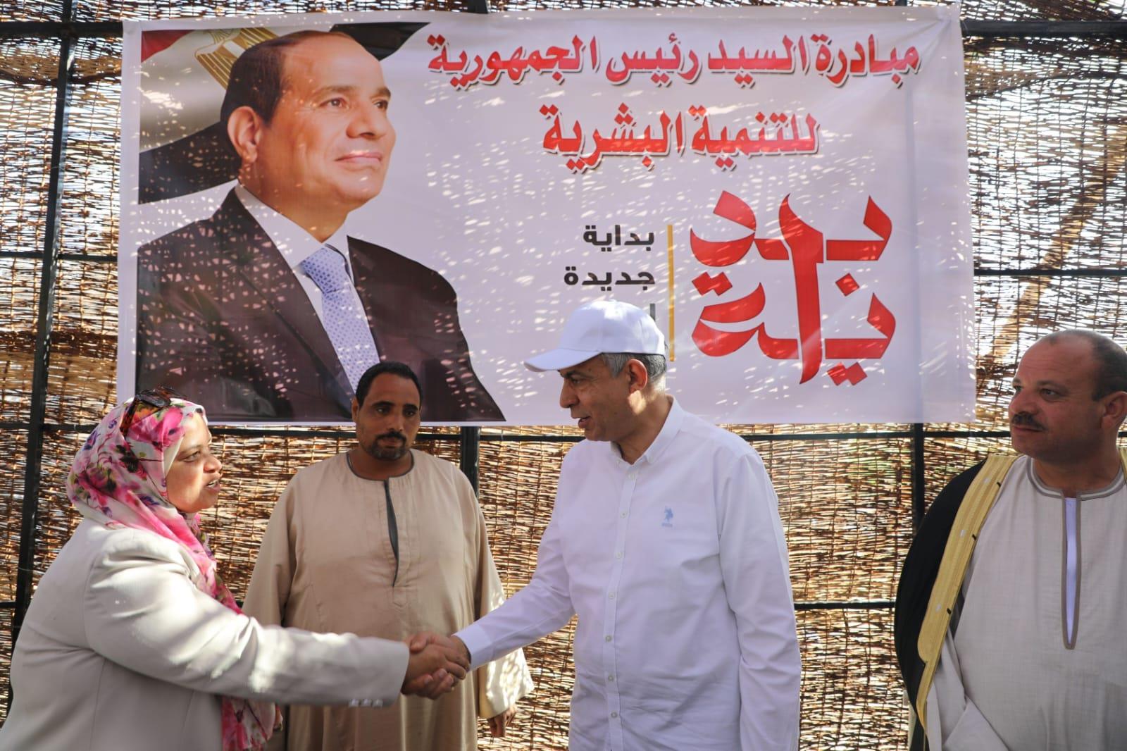 اللواء عماد كدواني، محافظ المنيا يتابع حصاد محصول القمح