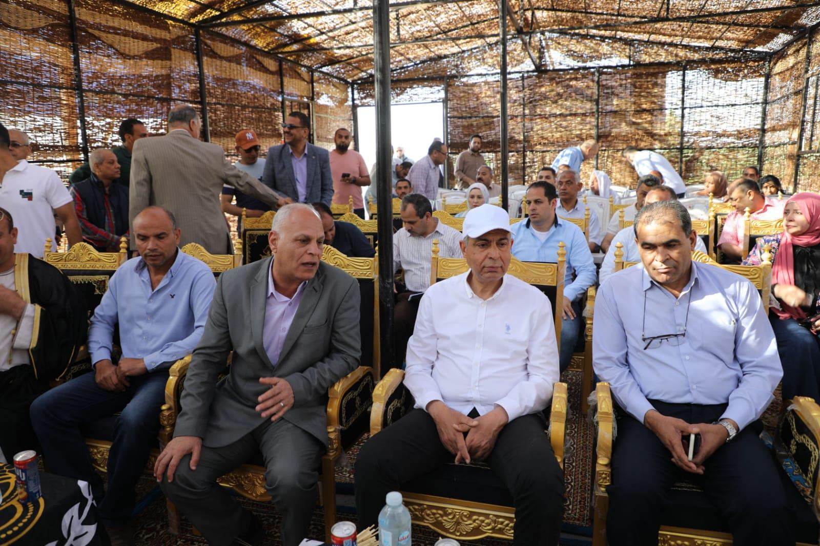 اللواء عماد كدواني، محافظ المنيا يتابع حصاد محصول القمح