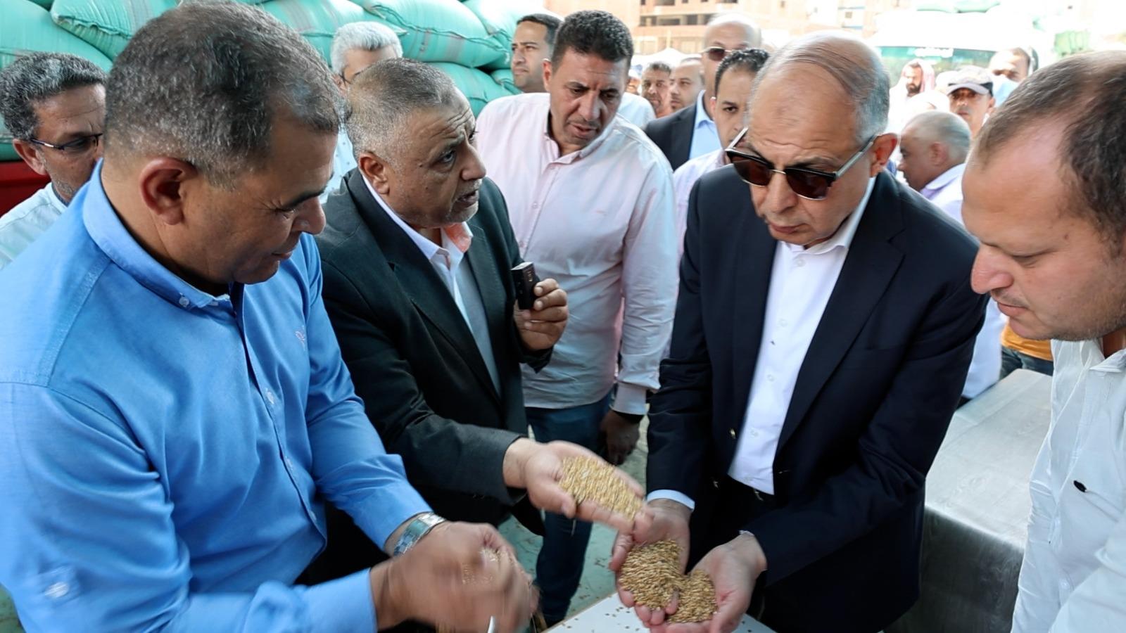 محافظ المنيا خلال متابعة توريد القمح بصومعة نفرتيتي