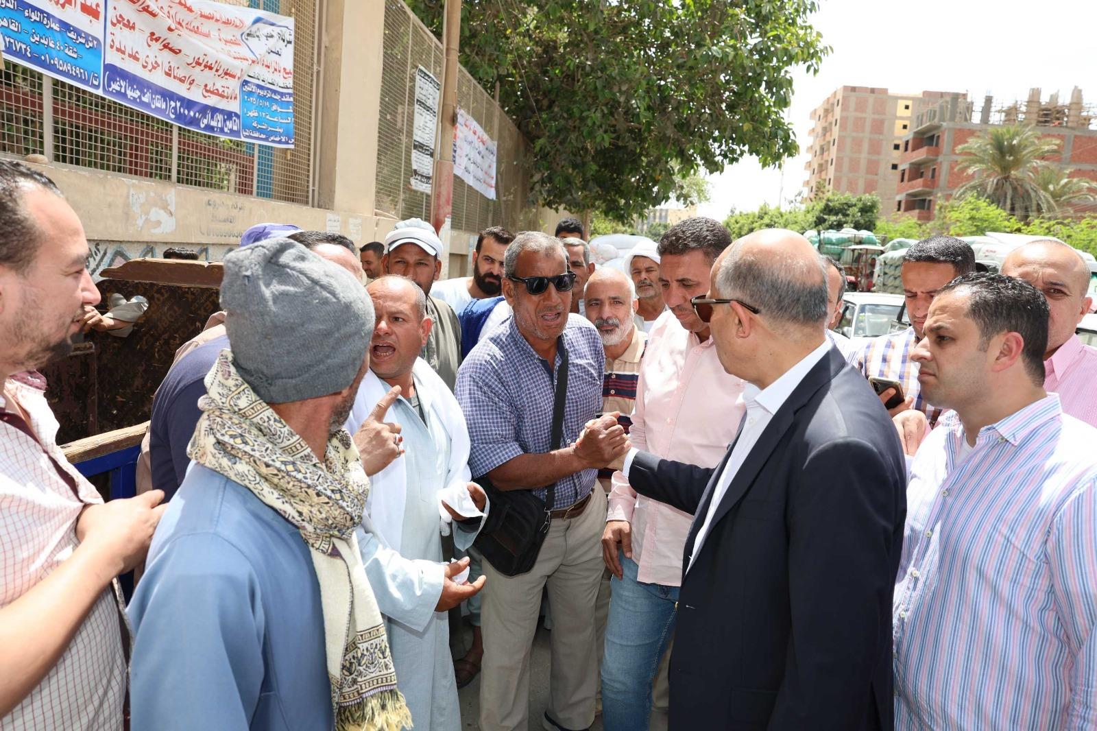 محافظ المنيا خلال متابعة توريد القمح بصومعة نفرتيتي