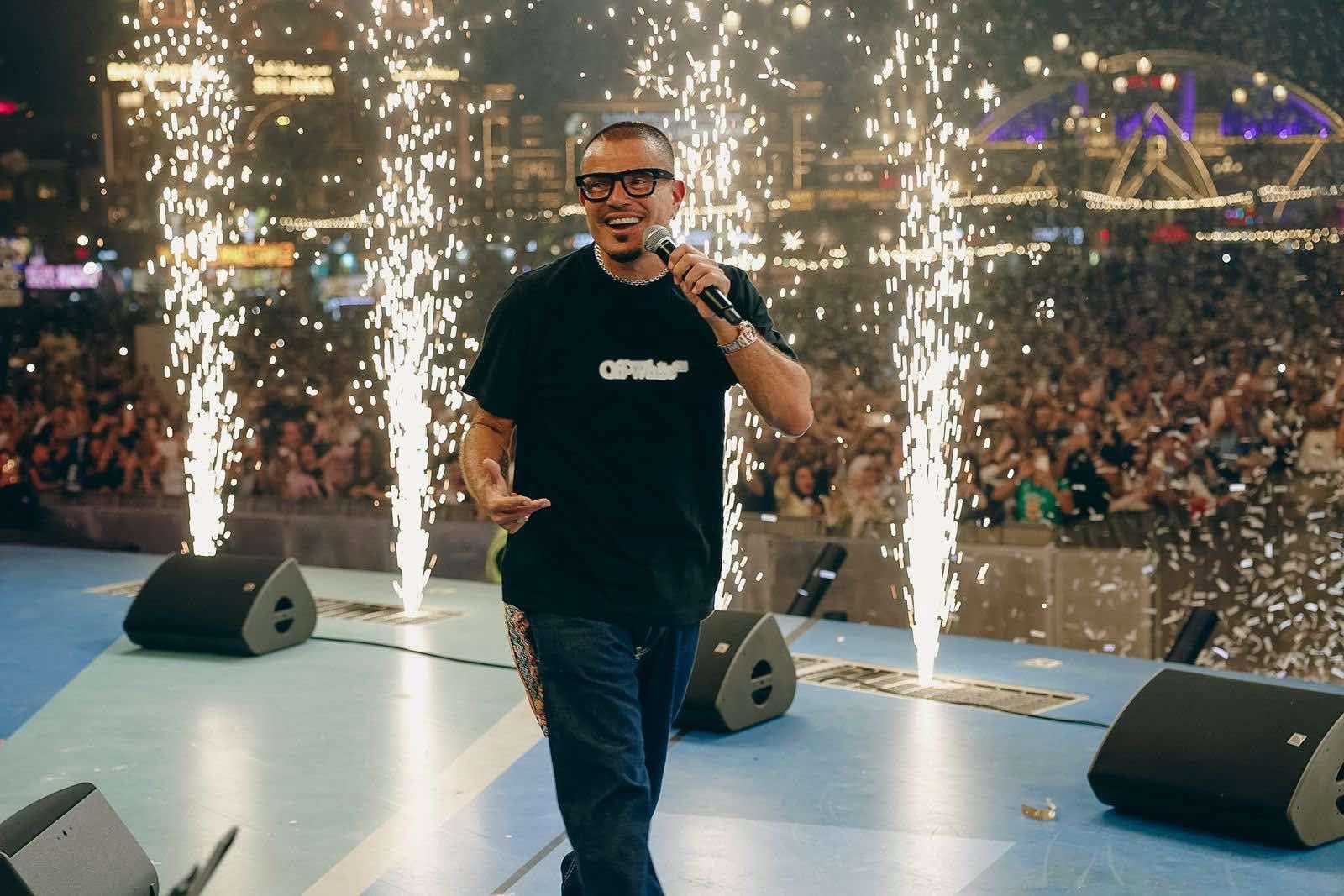 عمرو دياب يتألق ويشغل ليل دبي وسط الآلاف من جمهوره
