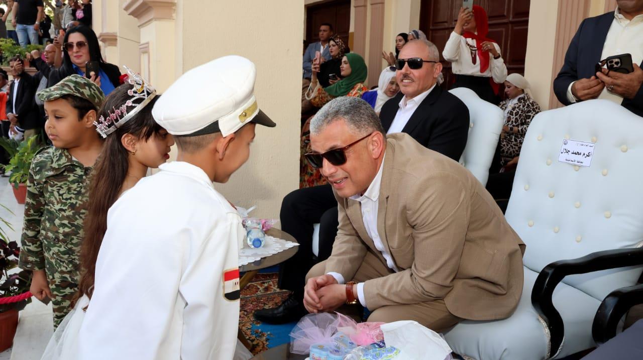 محافظ الإسماعيلية يفتتح معرض الزهور ويشارك المواطنين فرحتهم بالاحتفال بكرنفال الربيع