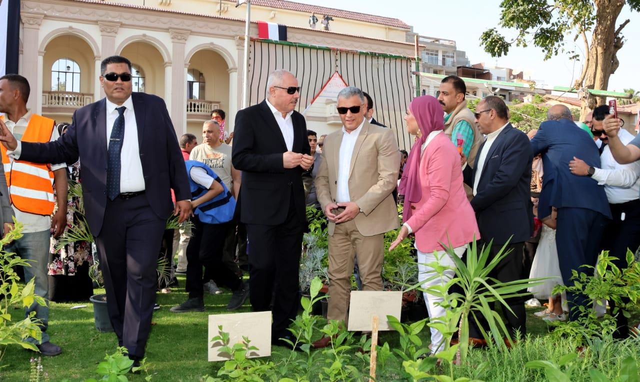 محافظ الإسماعيلية يفتتح معرض الزهور ويشارك المواطنين فرحتهم بالاحتفال بكرنفال الربيع